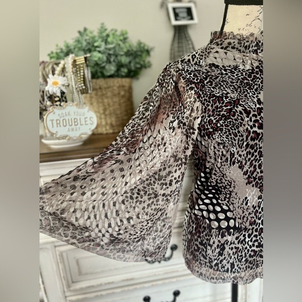 🖤 TRENDING!  women’s blouse with gorgeous, flowy sleeves size sm-see video 🎥